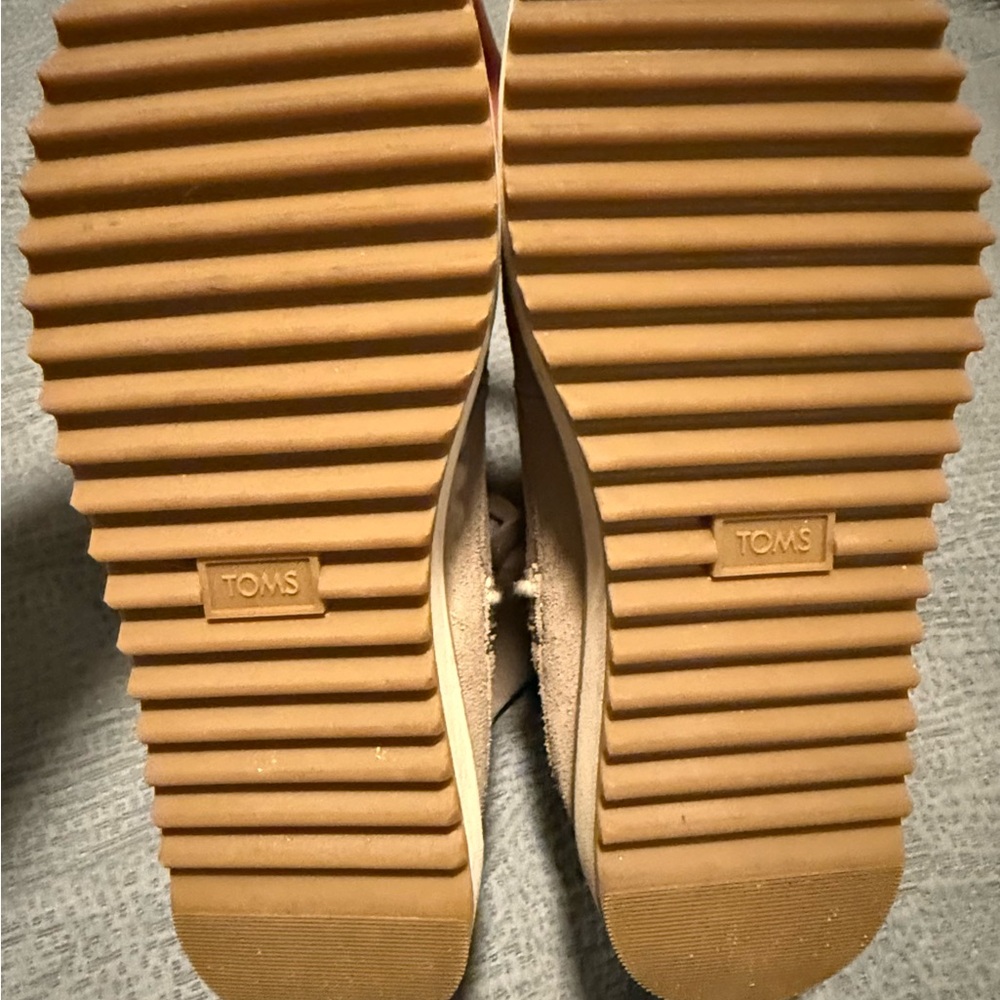 EUC TOMS Women's 7.5 Tan Fur-Lined Snow Winter Boots - Picture 2 of 4